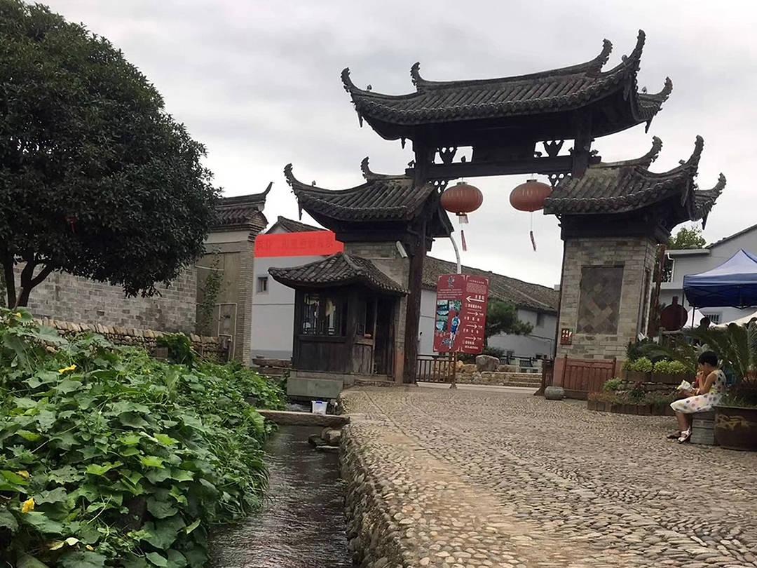 积极开展村内连户路项目建设